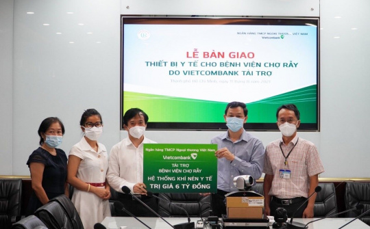 Vietcombank tặng 9 tỷ đồng trang thiết bị y tế cho hai bệnh viện tại TPHCM