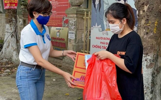 Tặng nhu yếu phẩm "cứu trợ" gần 1000 sinh viên mắc kẹt tại Hà Nội