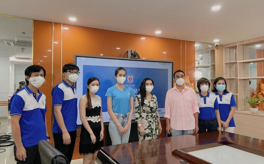 Á hậu Phương Anh chung tay cùng Quyền Linh góp gạo tặng người nghèo