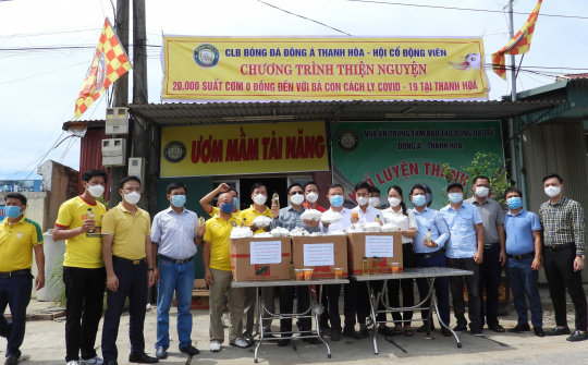 CLB Bóng đá Đông Á Thanh Hóa trao tặng lương thực phẩm hỗ trợ phòng, chống Covid 19