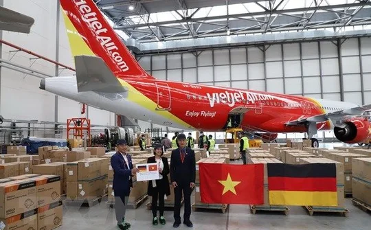 Đại sứ quán Việt Nam tại Đức tiếp nhận 10 tấn hàng viện trợ Việt Nam chống Covid-19