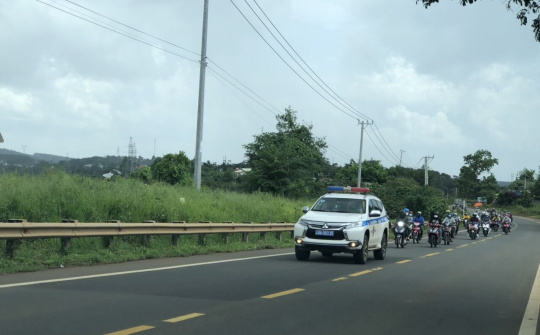 Lực lượng CSGT Công an Đắk Nông dẫn đường cho hơn 3000 người dân về quê tránh dịch