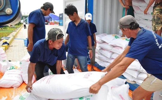 Hà Nội tiếp tục gửi tặng thành phố Hồ Chí Minh và tỉnh Bình Dương 6000 tấn gạo