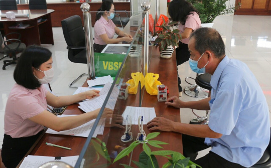 NHCSXH tỉnh Đắk Nông giải ngân vốn trả lương ngừng việc cho người lao động theo nghị quyết 68