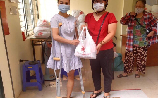 Phường Dịch Vọng Hậu: Tích cực hỗ trợ những hoàn cảnh khó khăn do dịch Covid-19