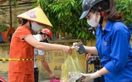 TP Vinh: Toàn bộ 25 phường, xã đều có đội Shipper áo xanh tiếp tế nhu yếu phẩm cho người dân