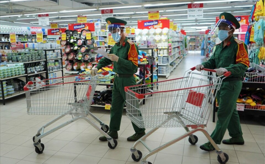 TPHCM: Ấm lòng các chiến sĩ bộ đội “đi chợ hộ dân”