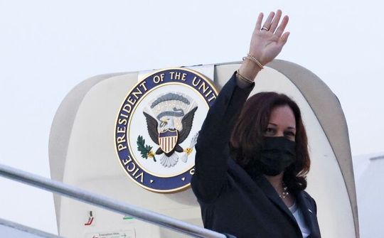 Phó Tổng thống Hoa Kỳ đến Hà Nội, bắt đầu chuyến thăm Việt Nam
