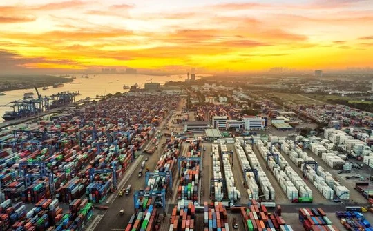 Dồn sức vượt “sóng dữ”