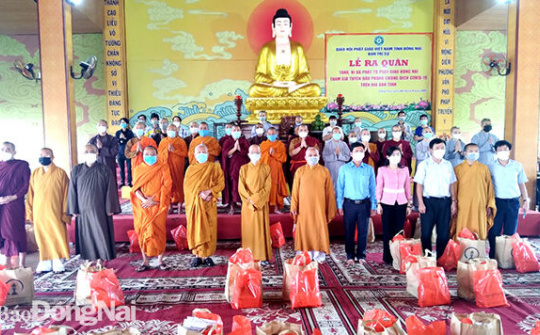 Đồng Nai: Tăng, ni cởi áo cà sa, khoác áo blouse” xông pha vào tuyến đầu chống dịch