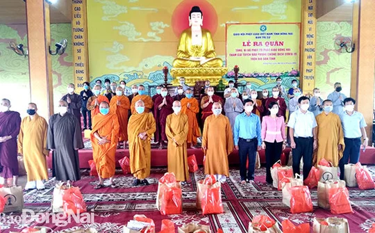 Đồng Nai: Tăng, ni cởi áo cà sa, khoác áo blouse” xông pha vào tuyến đầu chống dịch