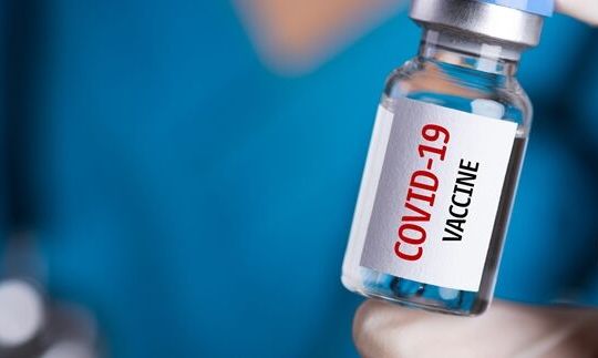 Chậm tiêm vaccine ngừa COVID-19, kinh tế thế giới 'bốc hơi' hơn 2.300 tỷ USD