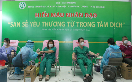 Nhân viên y tế hiến máu cứu F0 tại Bệnh viện dã chiến 16