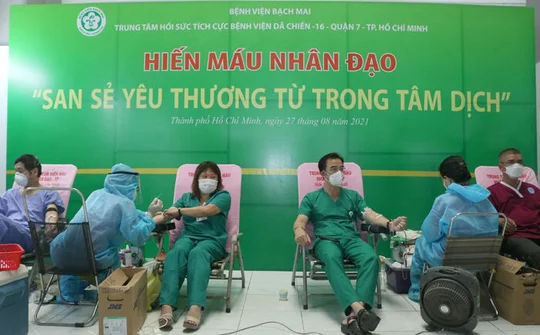 Nhân viên y tế hiến máu cứu F0 tại Bệnh viện dã chiến 16