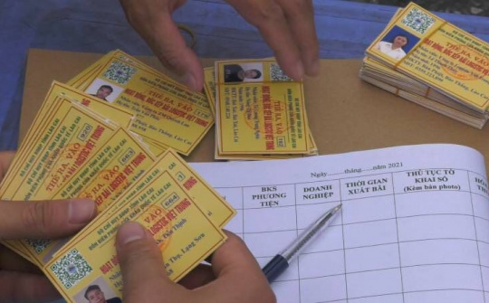 Lào Cai: Cấp phát thẻ gắn mã QR miễn phí cho người lao động ra/vào khu vực cửa khẩu và các kho bãi