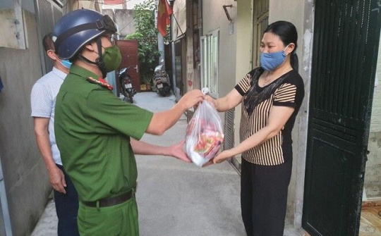 Cán bộ chiến sỹ Công an phường đóng góp để hỗ trợ các hộ gia đình khó khăn