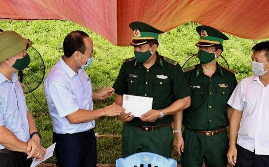 Lào Cai:  Chủ tịch HĐND tỉnh thăm, tặng quà các lực lượng phòng dịch tại Cửa khẩu Quốc tế đường bộ số II Kim Thành