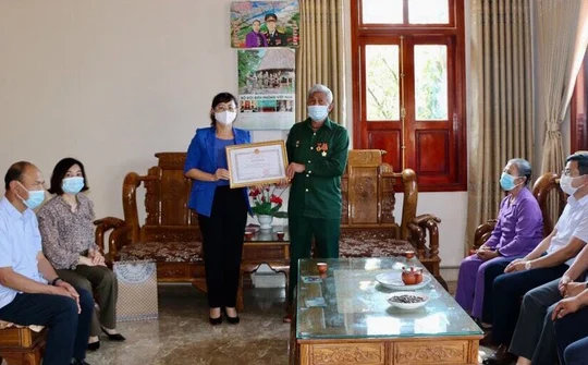 Lào Cai: Phó Chủ tịch UBND tỉnh thăm hỏi, tặng quà nạn nhân chất độc da cam tại thị xã Sa Pa