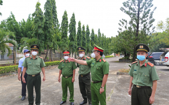 Đắk Nông: Lãnh đạo Công an tỉnh kiểm tra công tác đảm bảo ANTT và tặng quà tại các khu phong tỏa, cách ly tập trung