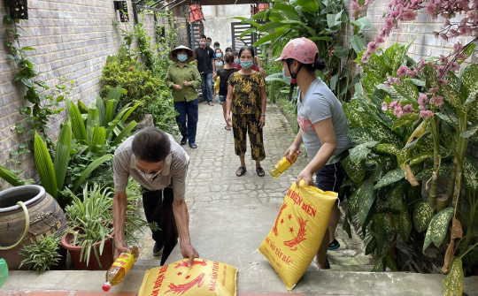 Hàng trăm người lao động nghèo tại phường Quảng An, quận Tây Hồ được hỗ trợ trong mùa dịch 