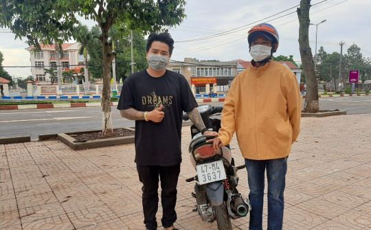 Thanh niên 9x ròng rã đi bộ từ Bình Phước về Bình Định "được xe gắn máy"