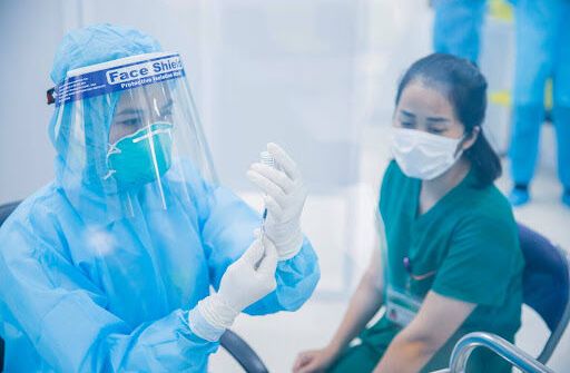 Thủ tướng yêu cầu Bộ Y tế đàm phán mua vaccine do 4 hiệp hội đề xuất