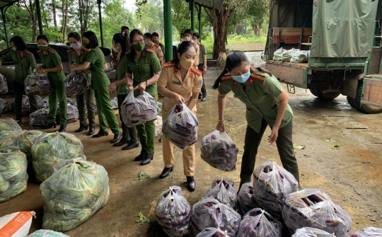 Công an Đắk Nông tiếp tục hỗ trợ quân và dân Thành phố Hồ Chí Minh