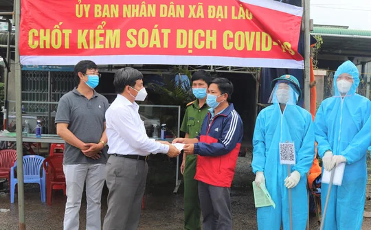 Bí thư Thành ủy Bảo Lộc thăm, động viên các lực lượng tuyến đầu chống dịch