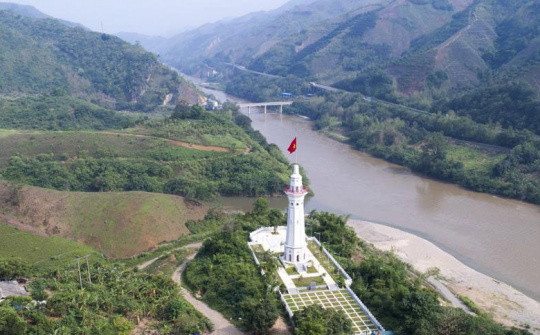 Lào Cai: Nơi con sông Hồng chảy vào đất Việt