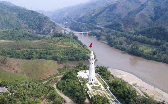 Lào Cai: Nơi con sông Hồng chảy vào đất Việt