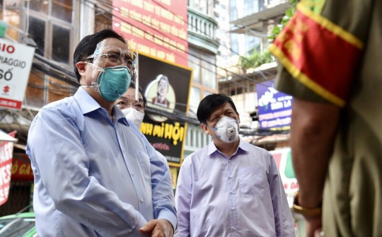 Thủ tướng đột xuất kiểm tra công tác chống dịch tại phường Thanh Xuân Trung