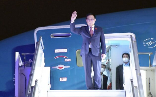 Chủ tịch Quốc hội đến Helsinki, bắt đầu thăm chính thức Cộng hòa Phần Lan