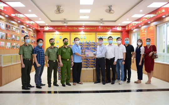 Tặng 200 suất quà cho lực lượng tuyến đầu ​