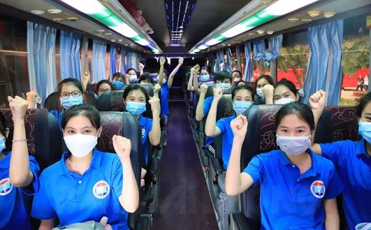 Hàng ngàn 'chiến sĩ áo trắng' lên đường chi viện cho Thủ đô