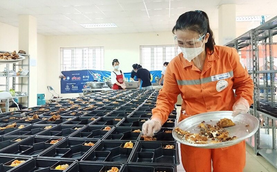 Công nhân điện lực nấu 30 nghìn suất cơm tặng người dân Thủ đô
