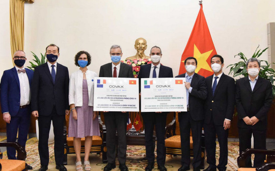Việt Nam tiếp nhận 1,5 triệu liều vaccine Covid-19 do Pháp và Italy tài trợ