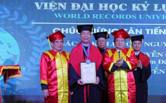 Từ người thợ gốm đến Anh hùng và được công nhận là Tiến sĩ danh dự của tổ chức các nhà sáng tạo thế giới