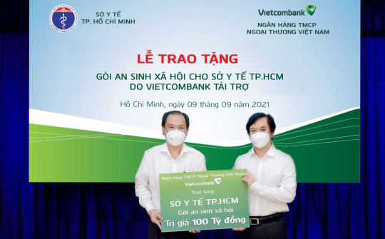 Vietcombank trao tặng gói an sinh xã hội 100 tỷ đồng cho Sở Y tế TP.HCM