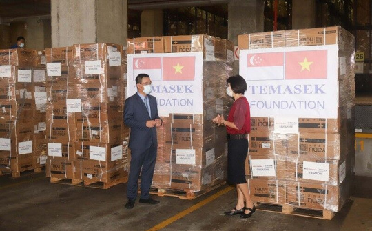 Tiếp nhận lô hàng đầu tiên do Quỹ Temasek hỗ trợ Việt Nam phòng chống dịch Covid-19