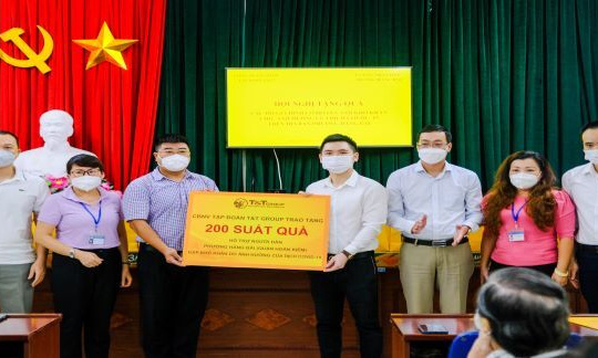 CBNV T&T Group trao tặng 3.000 suất quà cho người dân Hà Nội gặp khó khăn do Covid-19