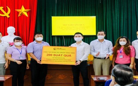 CBNV T&T Group trao tặng 3.000 suất quà cho người dân Hà Nội gặp khó khăn do Covid-19