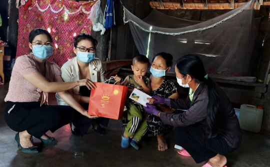 Mang Trung Thu ấm áp đến các em thiếu nhi, học sinh nghèo tại Cư Yang, Đắk Lắk