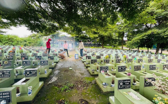 Nghĩa cử cao đẹp với Trung thu cho hàng trăm đứa trẻ vô danh ở nghĩa trang