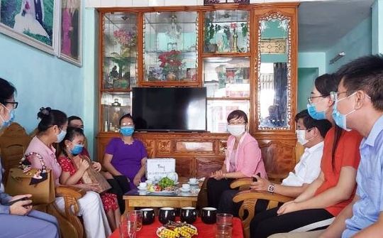 Lào Cai: Chung vui Trung thu với con em cán bộ y tế tham gia chống dịch