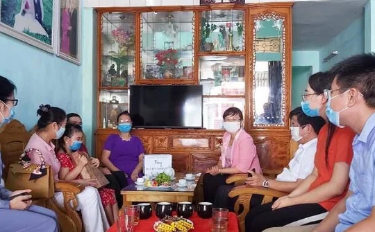 Lào Cai: Chung vui Trung thu với con em cán bộ y tế tham gia chống dịch