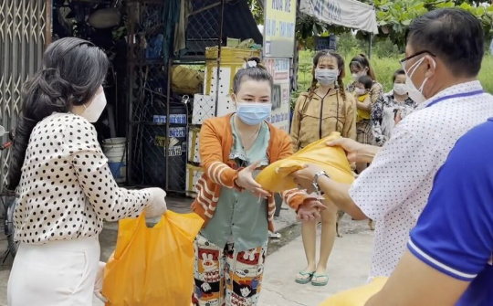 CLB Doanh nghiệp Việt Nam (VEC) tặng 4.000 phần quà cho F0 và người dân gặp khó khăn vì Covid-19