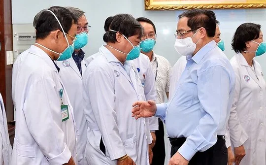 Khen thưởng kịp thời tập thể, cá nhân trong phòng, chống COVID-19