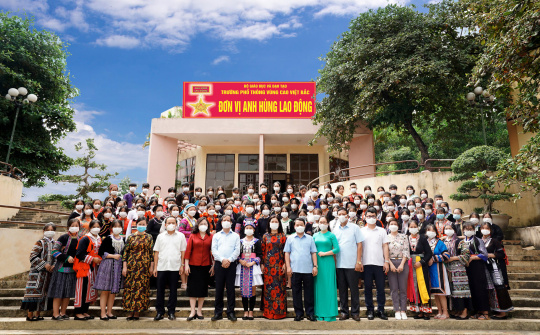 Bộ trưởng GD&ĐT, Chủ nhiệm Ủy ban dân tộc thăm và làm việc tại Trường PT Vùng cao Việt Bắc