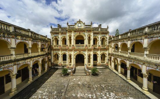 Dinh Hoàng A Tưởng - Toà lâu đài cổ nơi thị trấn vùng biên