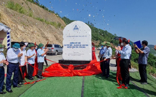 Gắn biển công trình đường kết nối Ga Phố Mới - Bảo Hà (Lào Cai) với huyện Văn Yên (Yên Bái)